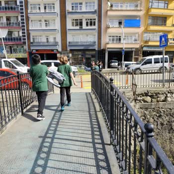 Rize Eminettin Mahallesi'nde Okul Çocukları İçin Tehlikeli Köprü: Düşük Korkuluk Ve Kaygan Basamaklar