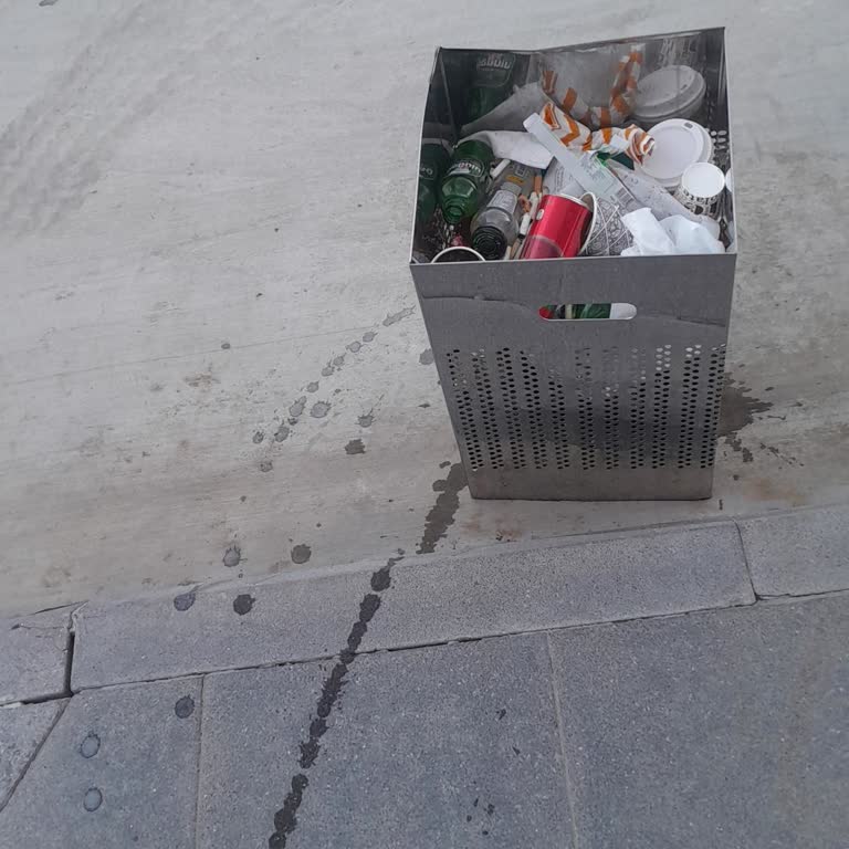 Opet Çiğli İstasyonunda Kadın Tuvaleti Personelinin Saygısız Tutumu Ve Hijyen Eksikliği