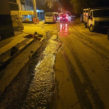 İZSU’ya Acil Su Baskını Bildirimi Cevapsız, Sokak Temizliği Bekleniyor