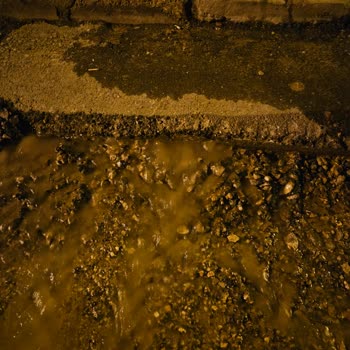 İZSU’ya Acil Su Baskını Bildirimi Cevapsız, Sokak Temizliği Bekleniyor