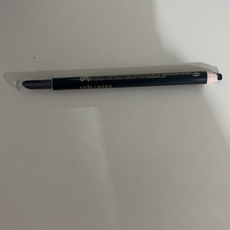 Estee Lauder Göz Kalemi Açılırken Sürekli Kırılıyor, Ürün Değişimi Talep Ediliyor