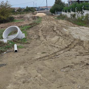 Silivri'de Çamurlu Ve Çukurlu Yol Vatandaşları Tehlikeye Atıyor