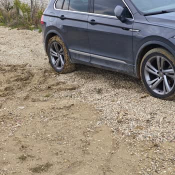 Silivri'de Çamurlu Ve Çukurlu Yol Vatandaşları Tehlikeye Atıyor