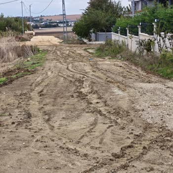 Silivri'de Çamurlu Ve Çukurlu Yol Vatandaşları Tehlikeye Atıyor