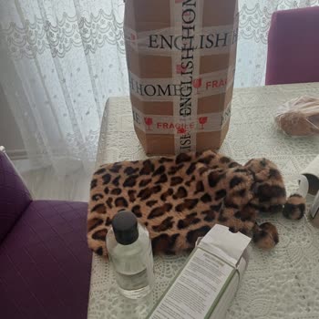 Eksik Yapay Güller Ve Dökülmüş Kolonya İle Özensiz Paketleme Şikayeti