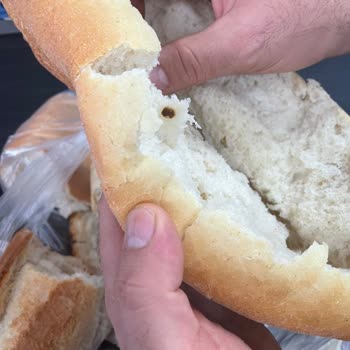 Ümraniye Gül BİM Şubesinde Ekmekte Fare Dışkısına Benzeyen Yabancı Maddeler