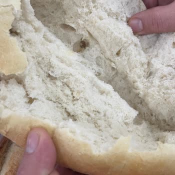 Ümraniye Gül BİM Şubesinde Ekmekte Fare Dışkısına Benzeyen Yabancı Maddeler