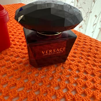 Hepsiburada’da Satıcıdan Gelen Orijinalliği Şüpheli Versace Crystal Noir Parfüm, Orijinal İddiası