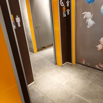 Shell İstasyonundaki Tuvalet Kapıları Mahremiyet Ve Hijyen İhlali