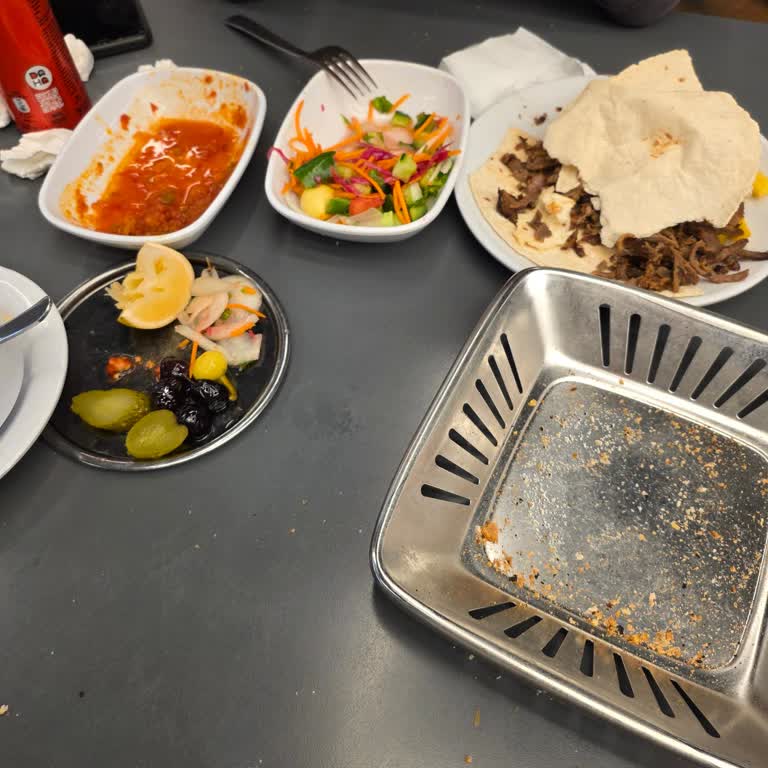 Köfteci Yusuf Şubesinde Uzun Bekleme Ve İlgisiz Servis