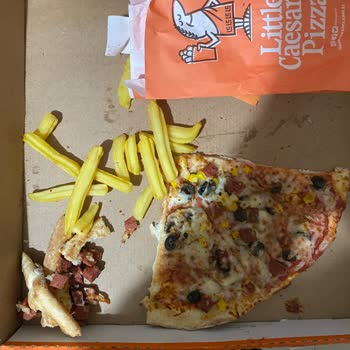 Little Caesars Pizza’da Pişmemiş Sucuk, Yağlı Patates Ve Son Kullanma Tarihi Geçmiş Ayran