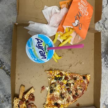 Little Caesars Pizza’da Pişmemiş Sucuk, Yağlı Patates Ve Son Kullanma Tarihi Geçmiş Ayran