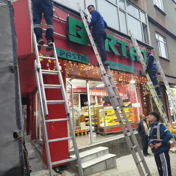 TurkNet Çalışanlarının Birtat Pastanesi Işıklı Tabelasını Zarar Vermesi Ve Acil Tamir Talebi