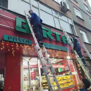 TurkNet Çalışanlarının Birtat Pastanesi Işıklı Tabelasını Zarar Vermesi Ve Acil Tamir Talebi
