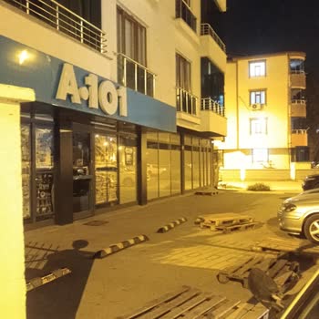 A101 Bağlar Şubesinin Önündeki Paletlerle İşgal Edilen Park Alanı Ve Umursamaz Personel
