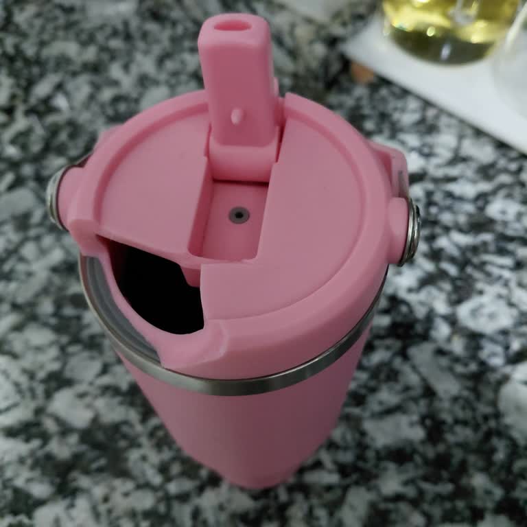 Stanley Pembe Termosun Kapağı İlk Düşmede Kırıldı