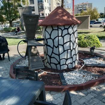 Cumhuriyet Parkı Havuzu Boşaltıldı, Hayvanlar Susuz Kaldı Ve Yeniden Su Doldurulması Talebi