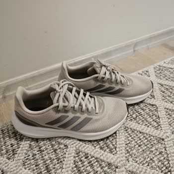 Bej Adidas Run Falcon 3.0 Ayakkabısında Şiddetli Ayak Ağrısı Ve Değişim Talebi