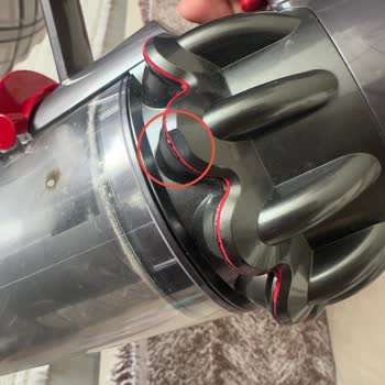 Dyson V10 Süpürgede Boya Dökülmesi, Yırtık Contalı Ve Tetik Arızası İçin Garanti Reddi