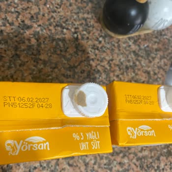 BİM'den Alınan Yörsan Yağlı Sütte Zehir Gibi Acı Ve Plastik Parça