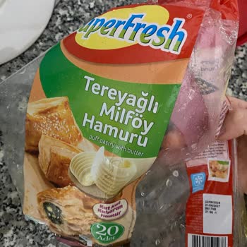 Superfresh Tereyağlı Milföyde Siyahlaşan Hamur Ve Poşet Parçaları