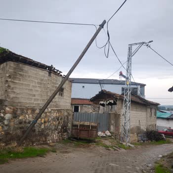 Araovacık Köyünde Eğik Telefon Direği Ciddi Güvenlik Tehdidi