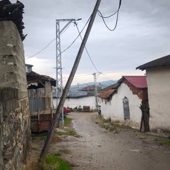 Araovacık Köyünde Eğik Telefon Direği Ciddi Güvenlik Tehdidi