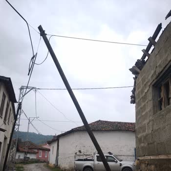 Araovacık Köyünde Eğik Telefon Direği Ciddi Güvenlik Tehdidi