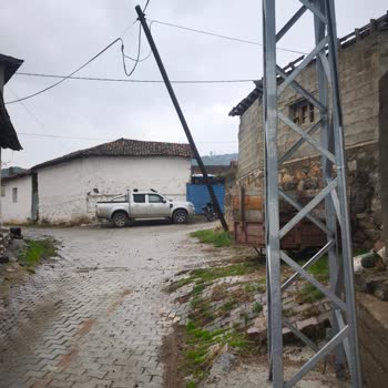 Araovacık Köyünde Eğik Telefon Direği Ciddi Güvenlik Tehdidi