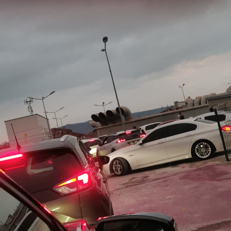 Espark AVM Üst Kat Otoparkında Kontrolsüz Trafik Ve Güvenlik Eksikliği