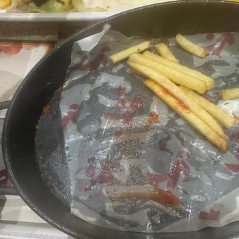 Tavuk Dünyası Park Afyon Şubesinde Temizlenmemiş Tabak Ve Özürsüz Hizmet