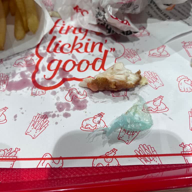Avcılar KFC Şubesinde Cruncher Burgerde Mavi Plastik Parça Tespit Edildi