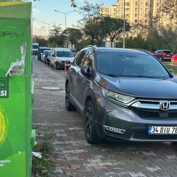 Pendik'te Kaldırımlar Araç Parkına Dönüştü, Denetim Talebi