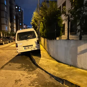 Pendik'te Kaldırımlar Araç Parkına Dönüştü, Denetim Talebi
