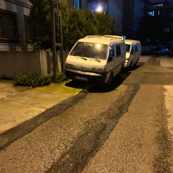 Pendik'te Kaldırımlar Araç Parkına Dönüştü, Denetim Talebi