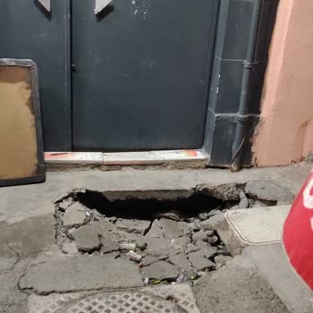 Yayla Mahallesi’ndeki Çökük Kapı Önü Alanı İçin Acil İSKİ Ve Belediye Müdahalesi Gerekiyor
