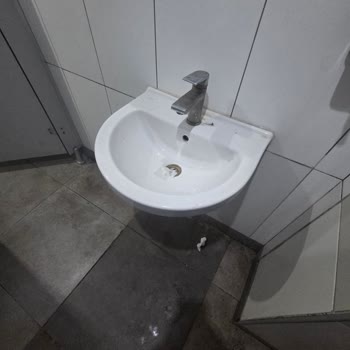 Starbucks Kordon Alsancak Şubesinde Kirli Tuvalet Ve Hijyen Sorunu
