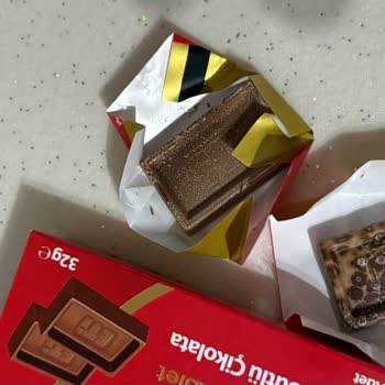 Migros’ta Satılan Eti Mini Tablet Çikolatanın Son Tüketim Tarihi Geçmiş Olması Ve Bozulmuş Görünümü