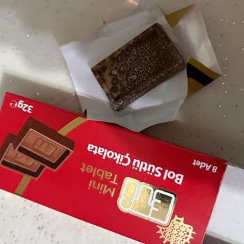 Migros’ta Satılan Eti Mini Tablet Çikolatanın Son Tüketim Tarihi Geçmiş Olması Ve Bozulmuş Görünümü