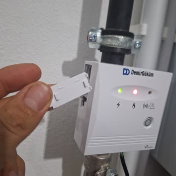 DemirDöküm Termostatının Pil Kapağındaki Eksik Metal Parça Nedeniyle Bağlantı Sorunu
