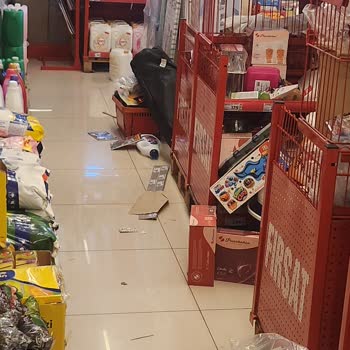 Şok Markette Dağınık Ve Güvensiz Düzen, Bebek Arabasıyla Müşteriler Korkuyor