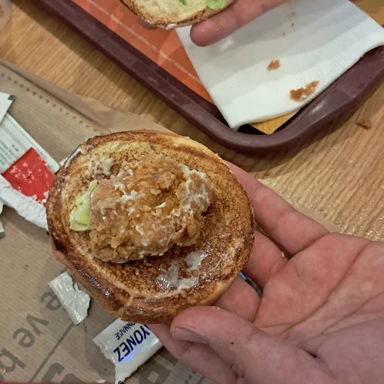 Popeyes İstiklal AVM’de Popchicken Menüsü Küçük Porsiyon Ve Boş Ekmek