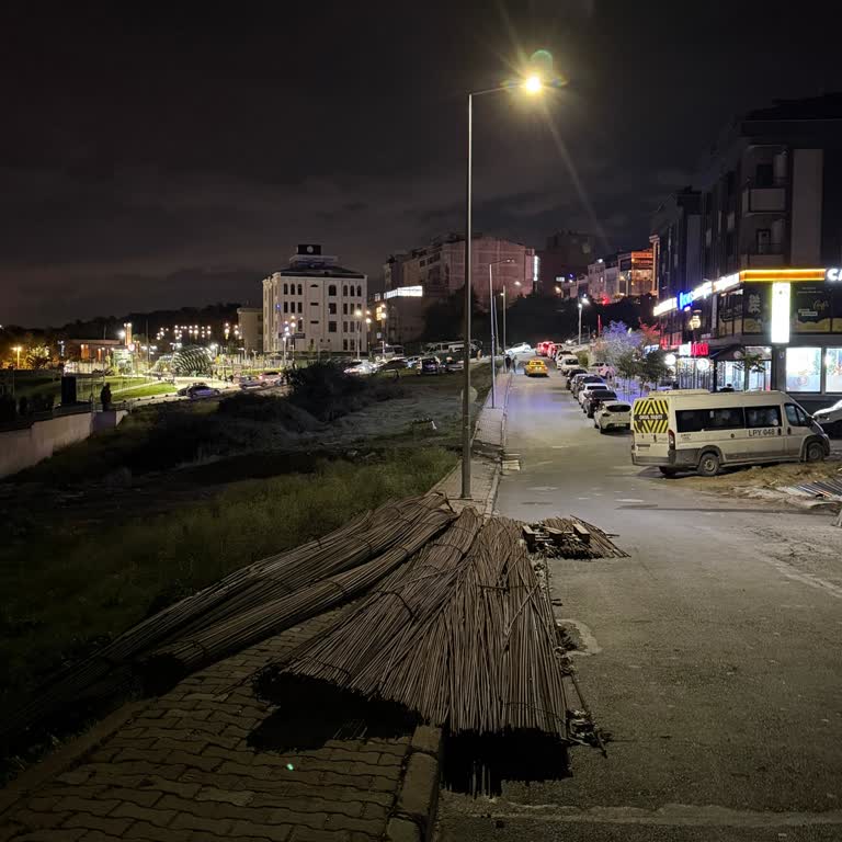 Çevre Ve Şehircilik Bakanlığı Arnavutköy'de Kaldırımı Kaplayan İnşaat Demirleri