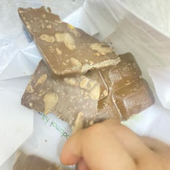 Nestle Sütlü Fındıklı Çikolatanın Kırık Ve Renk Sorunu