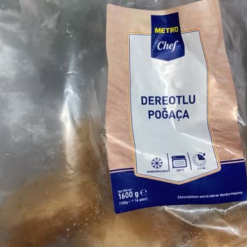 Metro Market Şubesinde Satın Alınan Poğaçadan Çıkan Plastik Parça