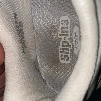 Kısa Sürede Yırtılan Skechers Yürüyüş Ayakkabısı İçin Sorumluluk Reddi