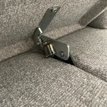 Ergül Mobilya’da Alina Koltuk Takımı Ve Gardıropta Yırtık Kumaş Ve Paslı Mekanizma Sorunu