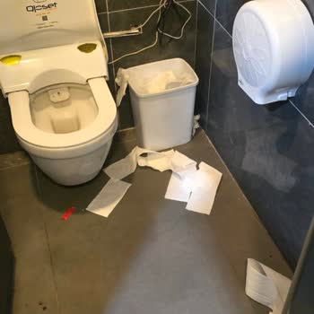 Kadoil Özaltındağ Grup İstasyonunda Kadın Tuvaleti Kirli Ve Bakımsız
