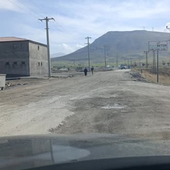 Karayolları Genel Müdürlüğü Tatvan Karşıyaka Mahallesindeki Çukurlu Yol Araçlara Zarar Veriyor!