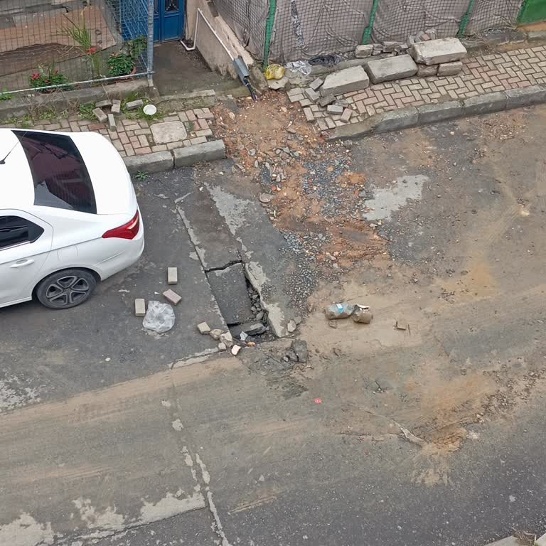 Hanımeli Sokak'taki Çökük Yol Ve Asfalt Sorunu Acilen Onarılmalı